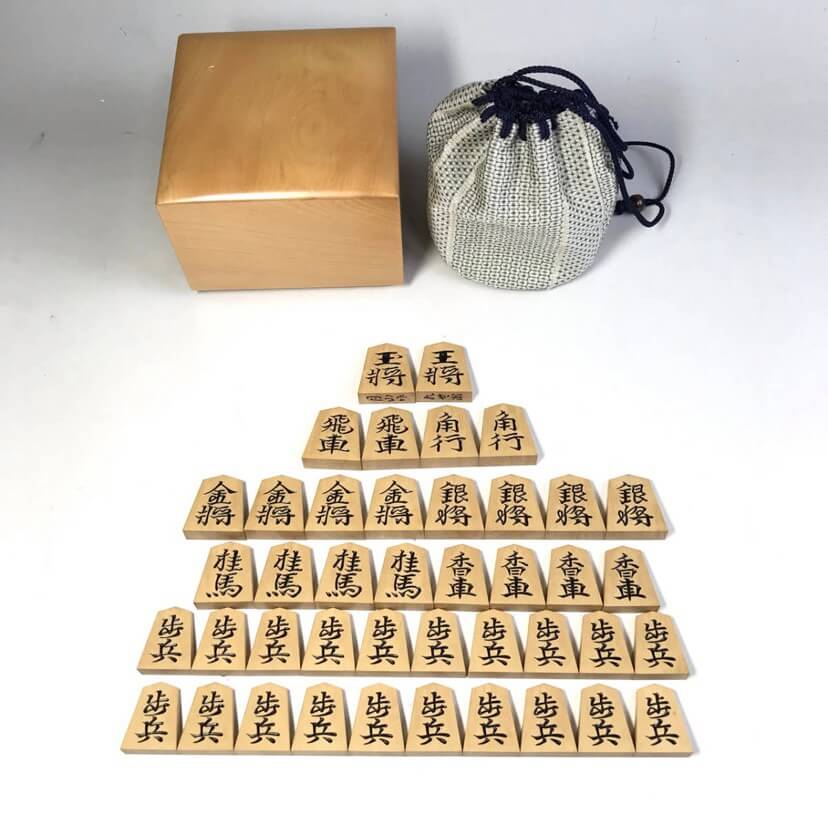 将棋駒 王将に「錦旗」「香月」